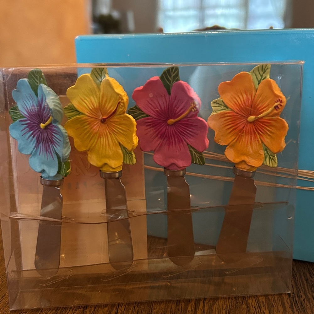 Floral Ceramic Tea Light Holders with Flower Spreaders - Picture 4 of 6